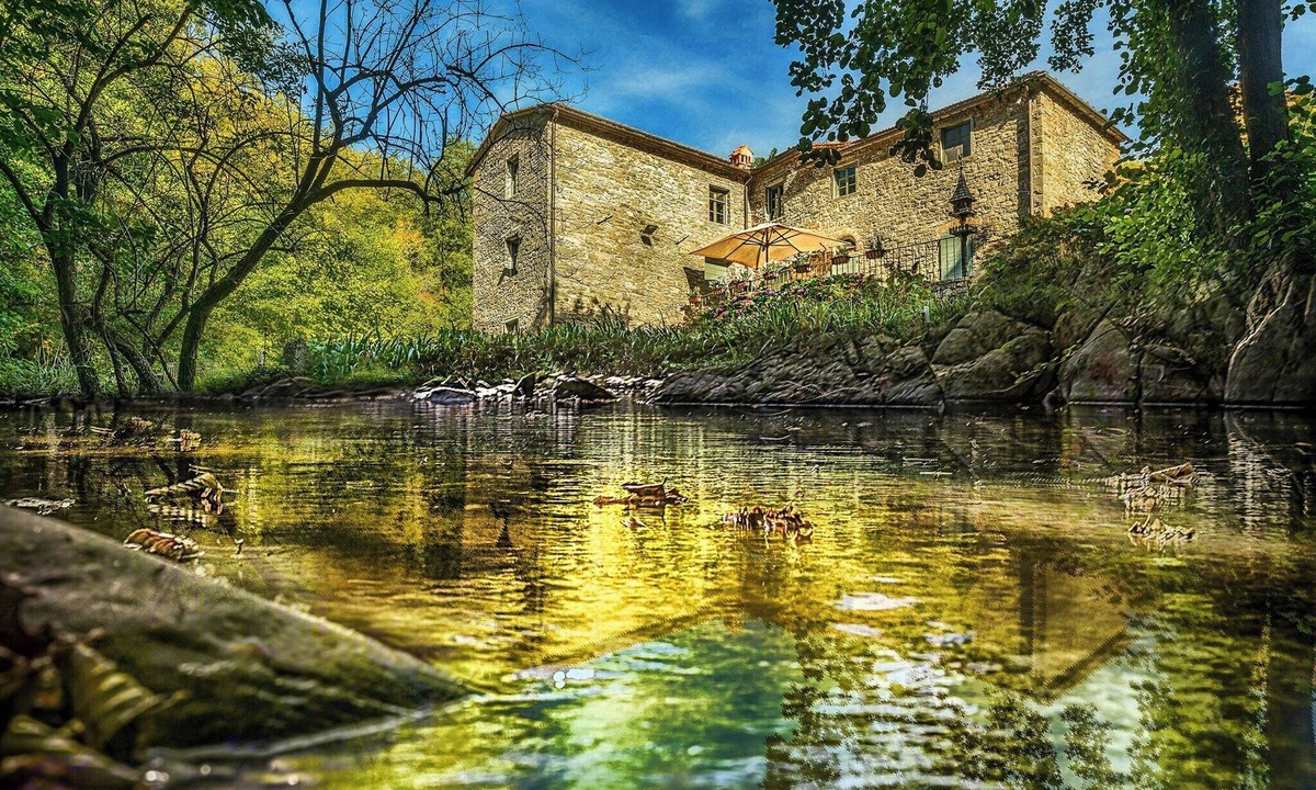 Loro Ciuffenna House | 1800s stone house with hot tub and river access