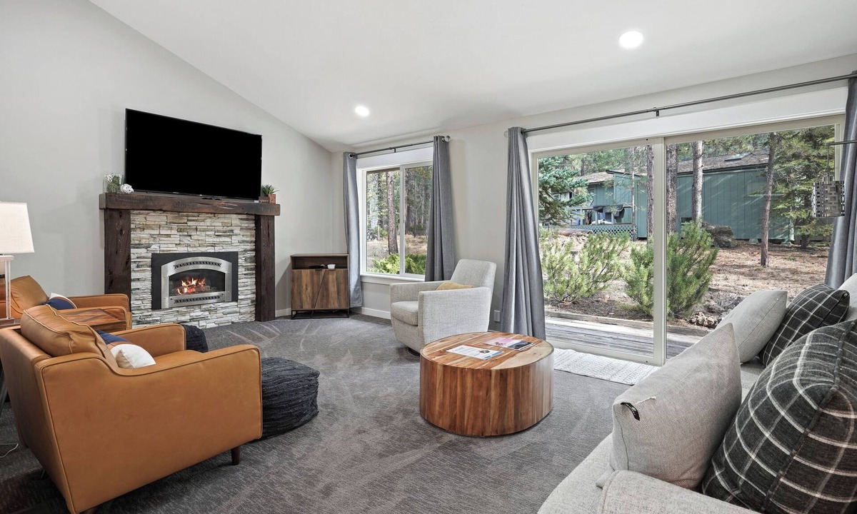Sunriver House | 2 Killdeer - Remodeled, EV Charger, Hot Tub, Walk to Village, SHARC, Bikes