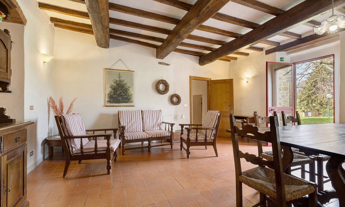 Pelago Apartment | Agriturismo Palaia - Le Botti Spacious Apartment in Farmhouse with Pool