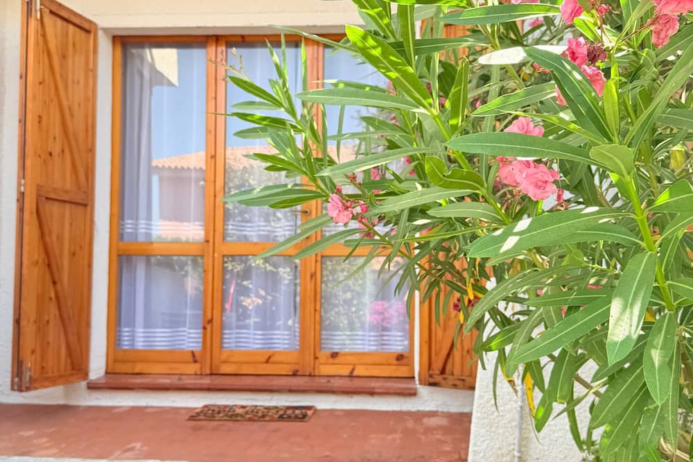 Ruoni House | Almar Holiday Home with Shared Terrace, Private Garden and Wi-Fi