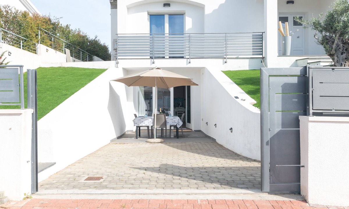 Budoni Apartment | Apartment 'Bilocale Nuovo Budoni Centro' with Private Terrace, Wi-Fi and Air Conditioning
