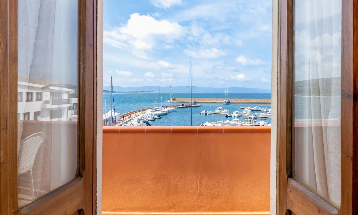 Trinita d'Agultu e Vignola Apartment | Apartment "Casa Spiaggia Molo 2" on Isola Rossa with Sea view & Balcony