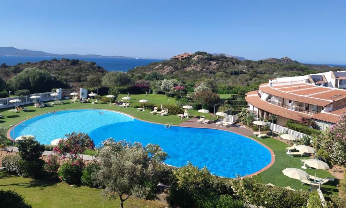 Li Cuncheddi Apartment | Apartment 'Casa Vacanze Ciliegio' with Sea View, Shared Pool and Air Conditioning