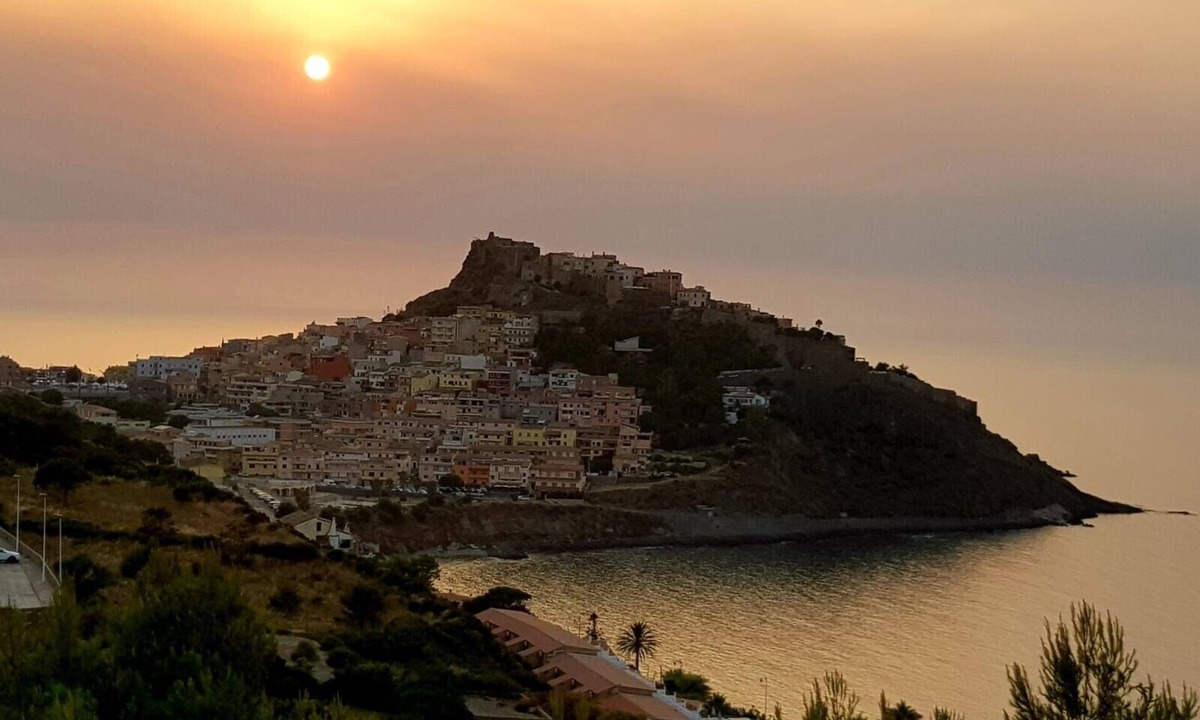 Castelsardo Historic Centre Apartment | Apartment 'Charlie Beach' with Sea View, Balcony and Air Conditioning