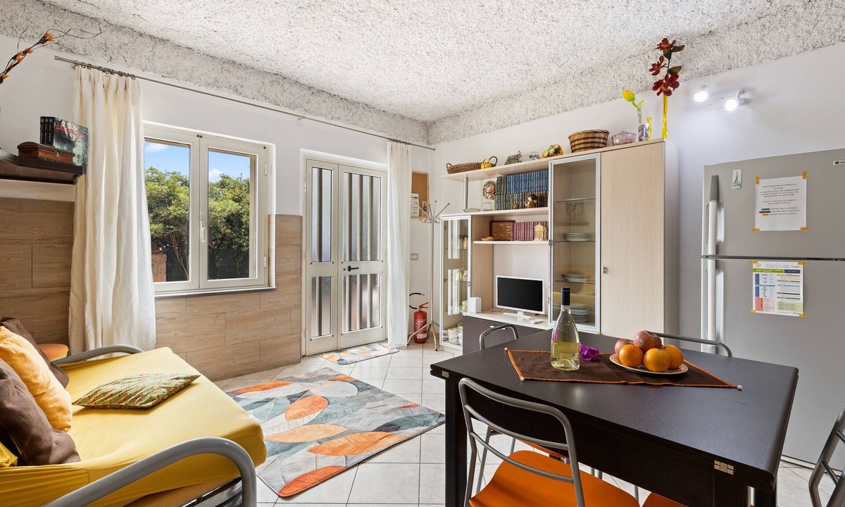Porto Alabe Apartment | Apartment 'Gradinata Sul Mare' with Wi-Fi and Air Conditioning