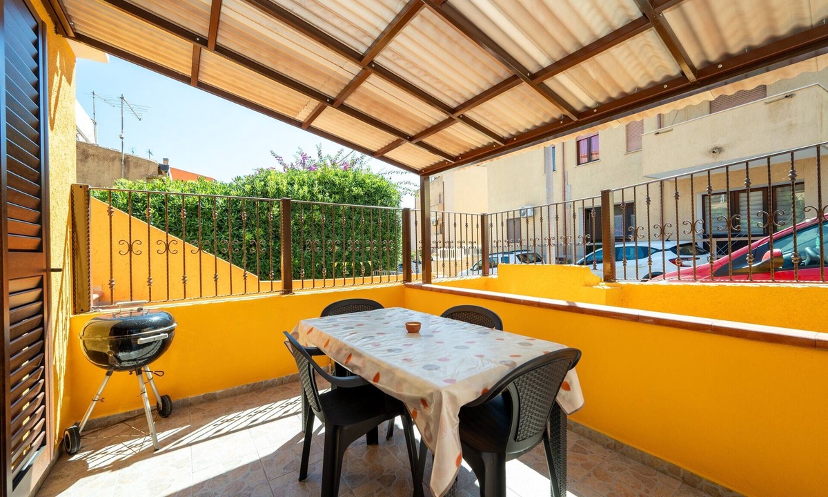 La Maddalena Apartment | Apartment 'Il Cortile' with Private Veranda