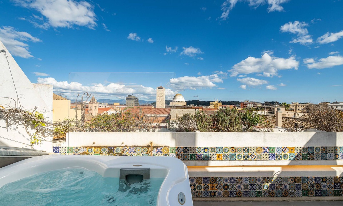 Historic Castle District Apartment | Apartment 'La Terrazza Di Bea - Centro Storico' with Sea View, Wi-Fi and Air Conditioning