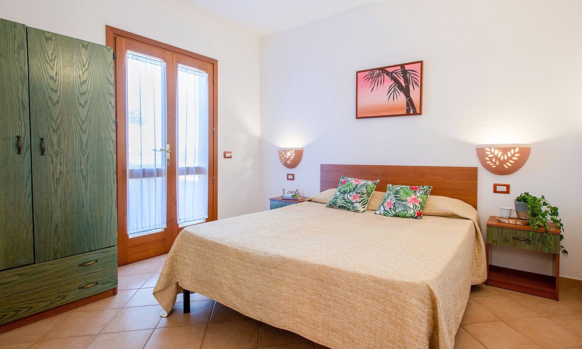 Trinita d'Agultu e Vignola Apartment | Apartment 'Rosa's' with Sea View and Private Terrace