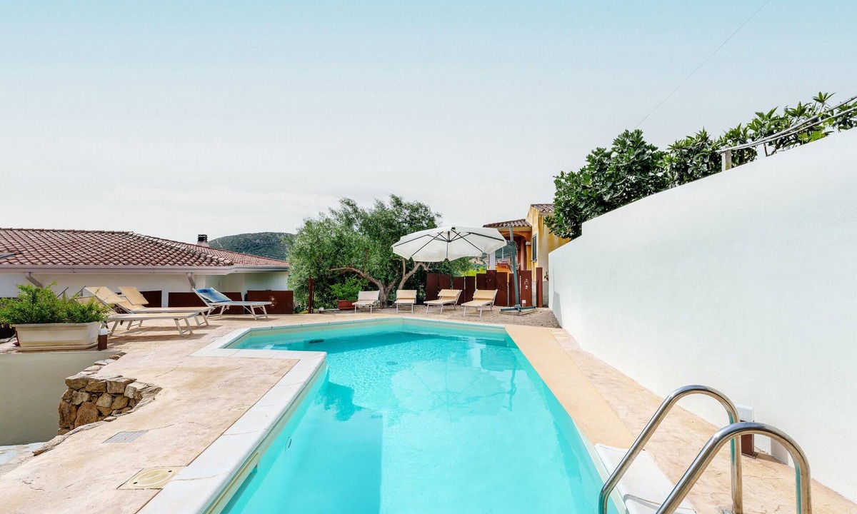 Limpiddu Apartment | Apartment 'Sa Murta Bianca' with Mountain View, Wi-Fi, and Air Conditioning