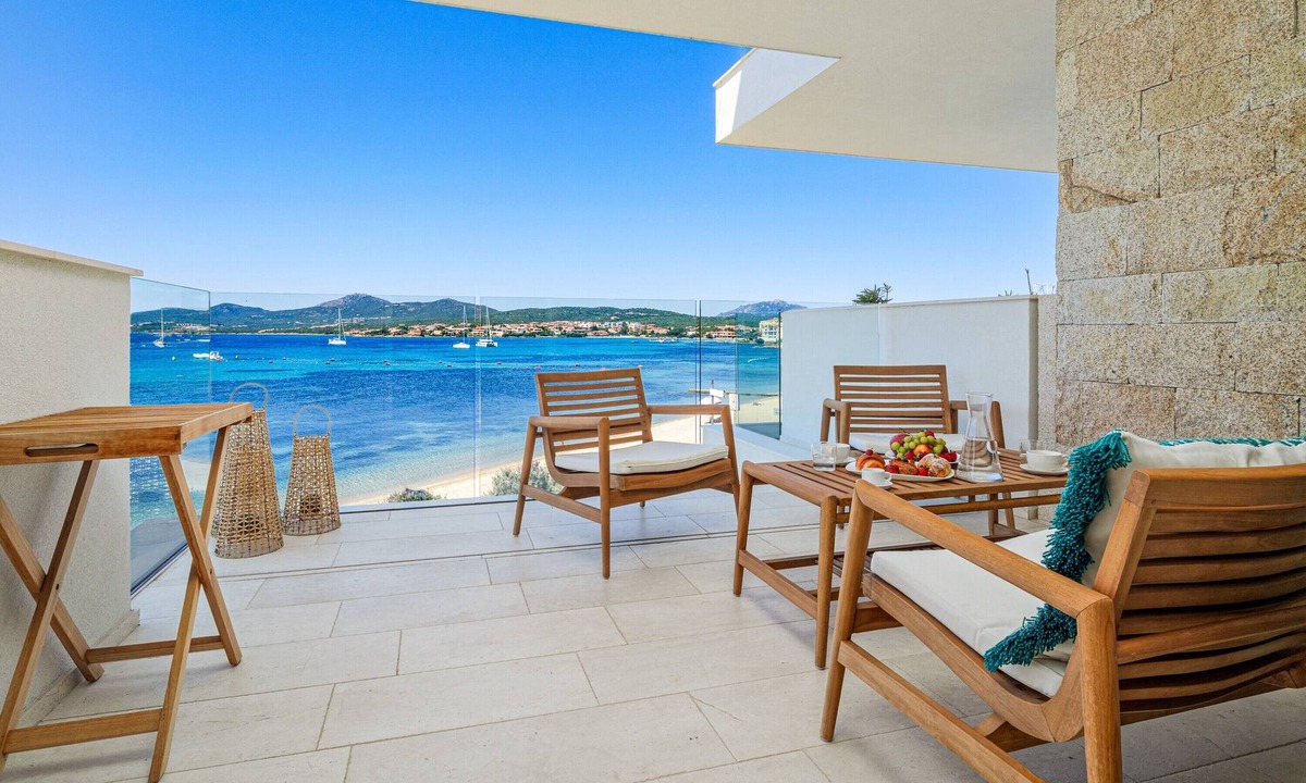 Golfo Aranci Apartment | Apartment 'Sos Arangiu - By and Service' with Sea View, Wi-Fi and Air Conditioning