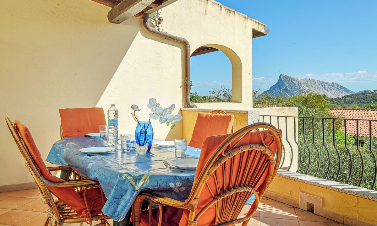Monte Petrosu Apartment | Apartment 'Tavolara Monte Petrosu' with Mountain View, Private Terrace and Air Conditioning