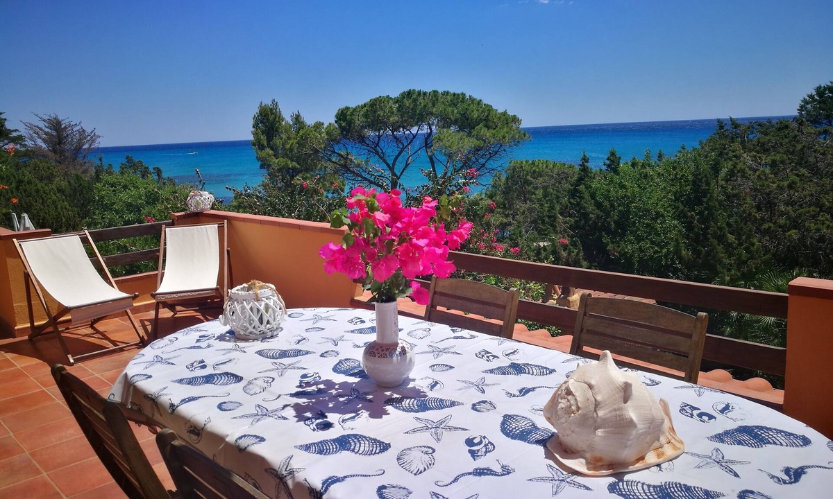 Cala Liberotto Apartment | Beachfront house with garden