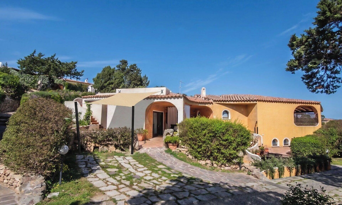 Punta Sardegna Apartment | Beautiful apartment for 5 people with A/C, WIFI, TV, patio and pets allowed