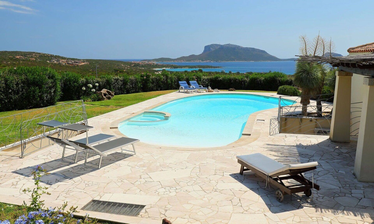 Golfo Aranci House | Beautiful villa for 8 people with private pool, A/C, TV and patio