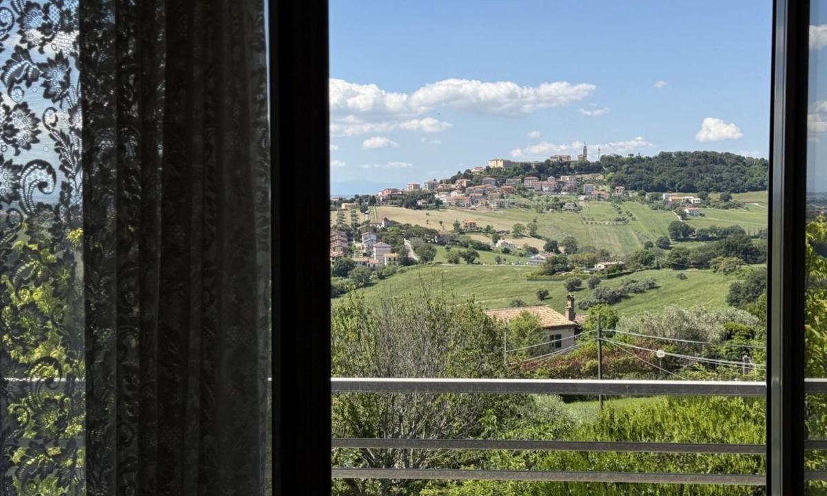 Camerano Other | C015 – Camerano – Three-story villa with garden