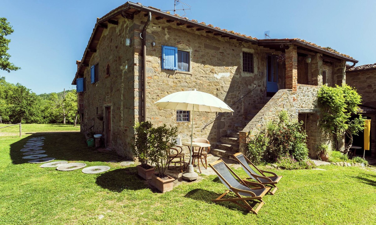 Greve in Chianti Apartment | Casa Anita apartment in farmhouse with swimming pool surrounded by greenery