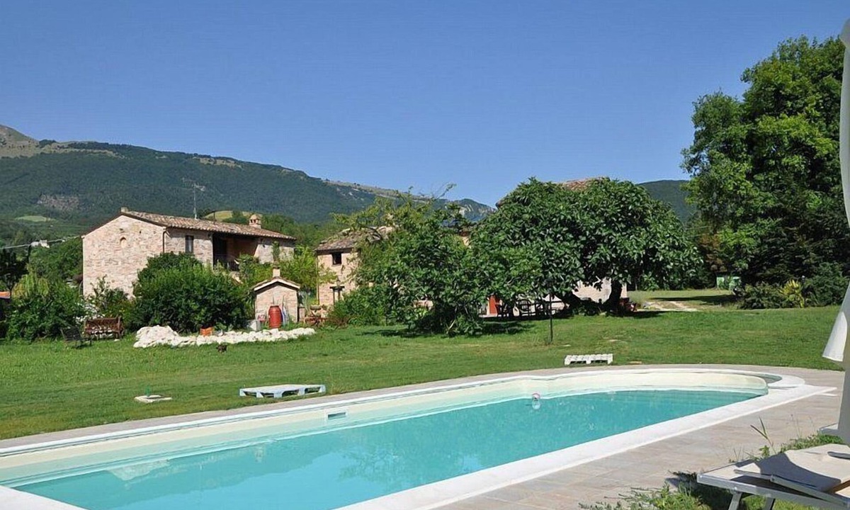 Sarnano House | Casa Noriana F: A characteristic and welcoming apartment situated in a quiet location, surrounded by a wonderful garden, with Free WI-FI.
