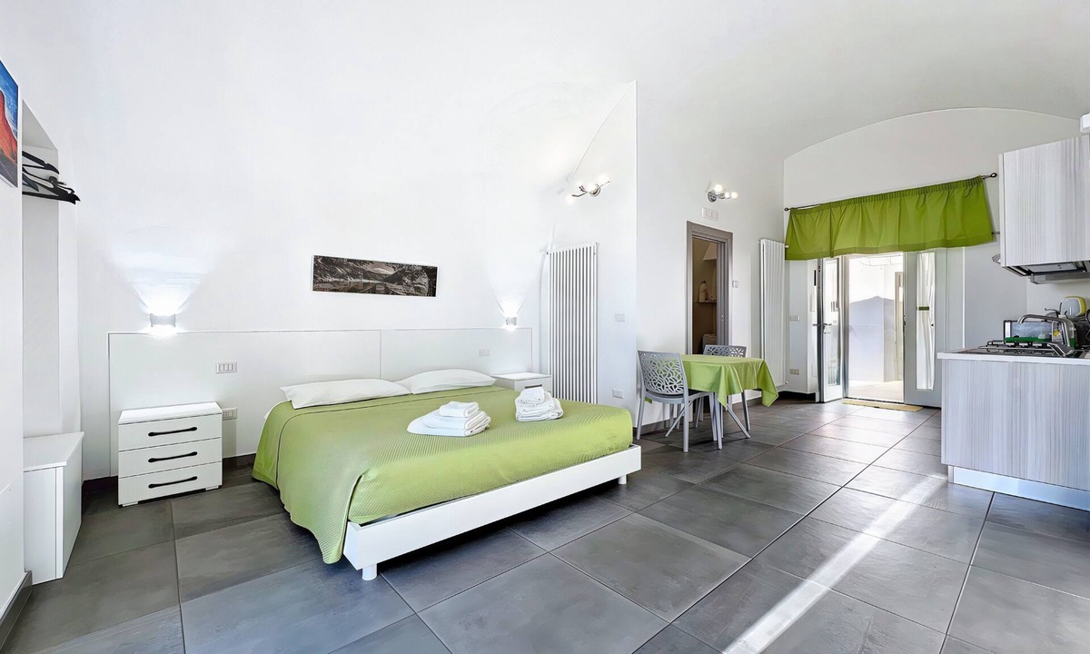 Monte Sant'Angelo Apartment | Casa Veroncelli Apartment with Sea View, Balcony and Wi-Fi