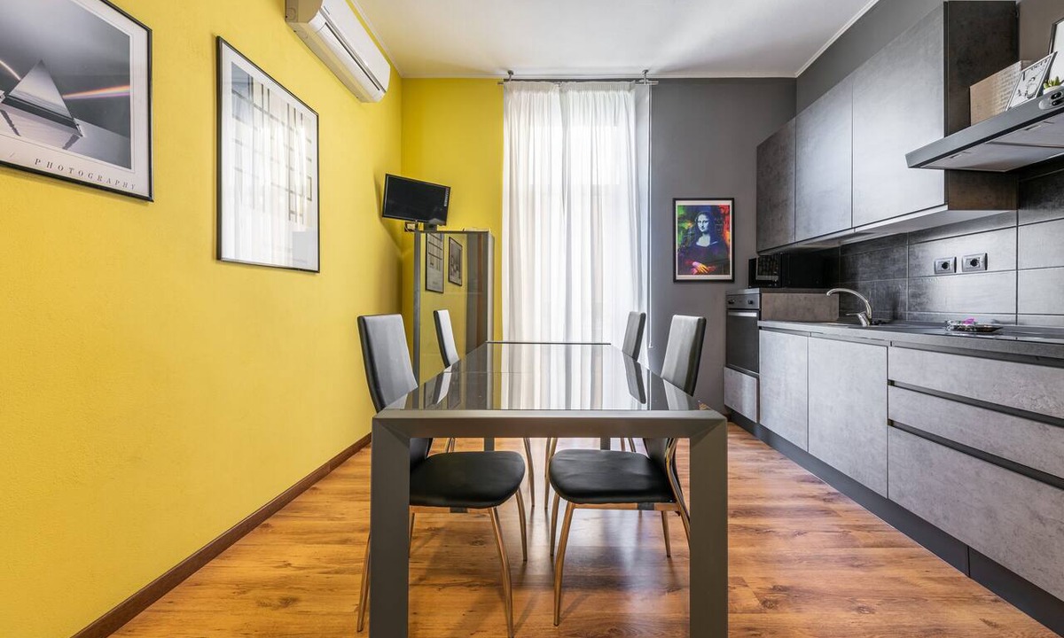 Cagliari Apartment | Central Leonardo da Vinci Holiday Apartment with Air Conditioning and Balcony