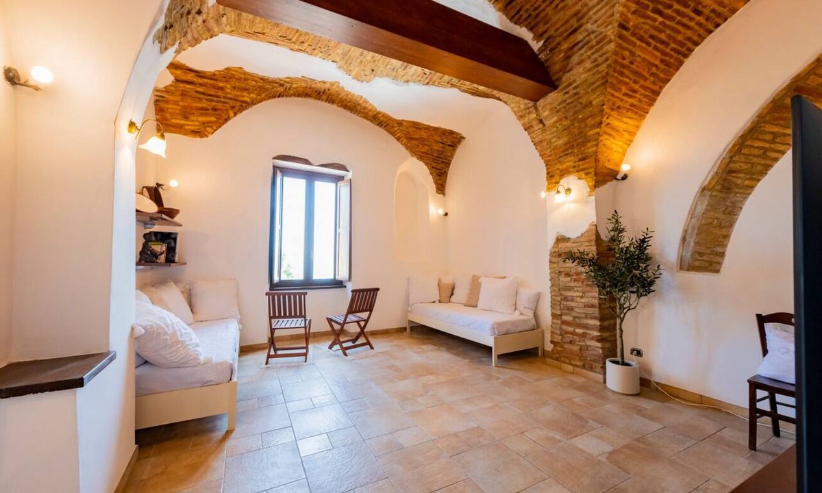 Vasto Apartment | Charming and comfortable 85 square meters apartment, perfect for four people, located in a detached period building with vaulted ceilings (access via steps).The property is centrally located near the Belvedere di Vasto (pedestrian area) and enjoys a sple