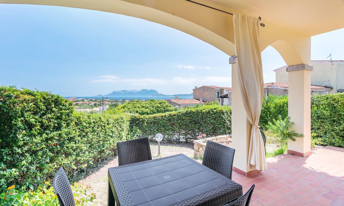 Pittulongu Apartment | Child-friendly apartment with sea view - Appartamento le Farfalle