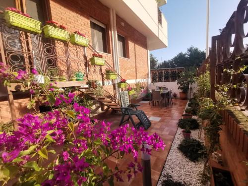 Province of Cagliari House | Confortevole stanza privata in grazioso appartamento con giardino
