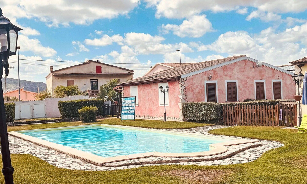 Viddalba Apartment | Cosy apartment for 4 people with pool, A/C, TV and patio