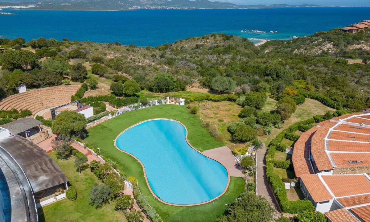 Porto Istana Apartment | Cosy apartment for 4 people with A/C, WIFI, pool, TV and terrace