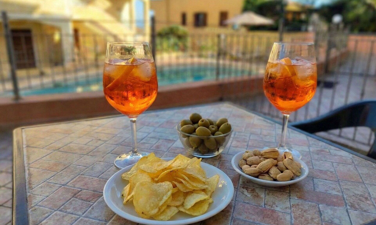 Castelsardo Apartment | Cosy apartment for 4 guests with A/C, pool, TV, terrace and pets allowed