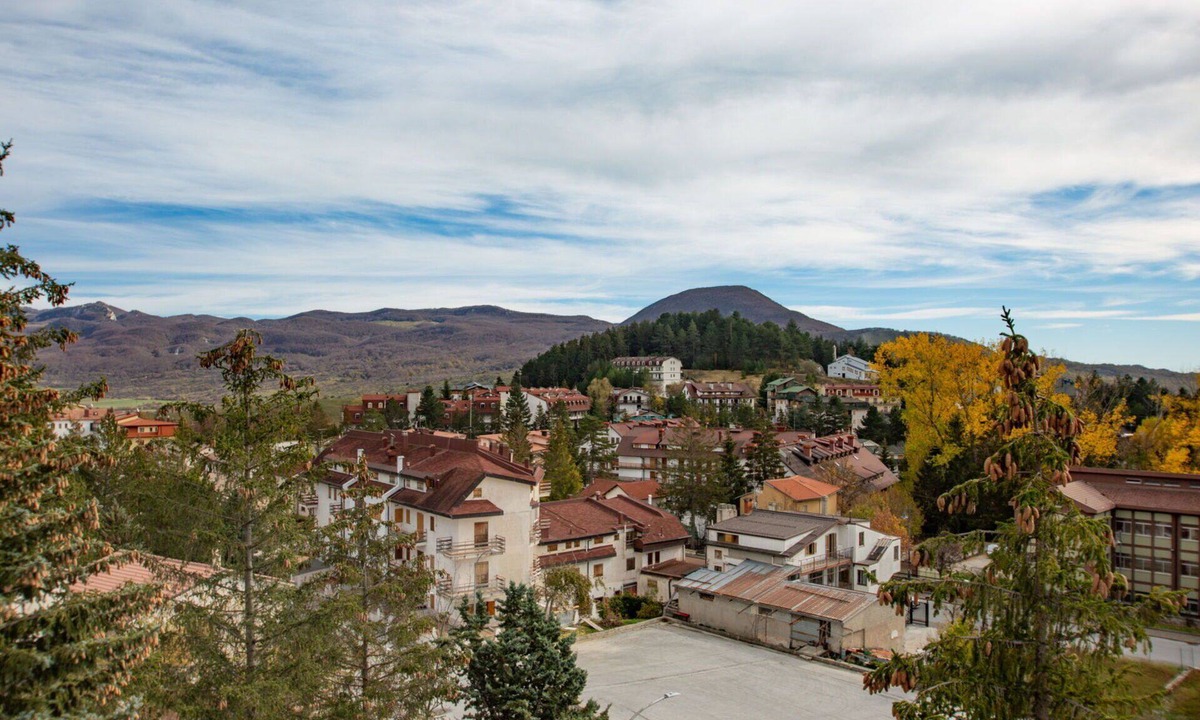Rivisondoli Apartment | Cosy apartment for 4 guests with balcony and pets allowed