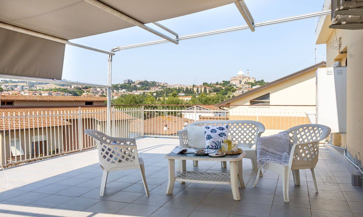 Loreto Apartment | Cosy apartment with A/C, WIFI, TV, terrace, pets allowed, panoramic view, close to Porto Recanati