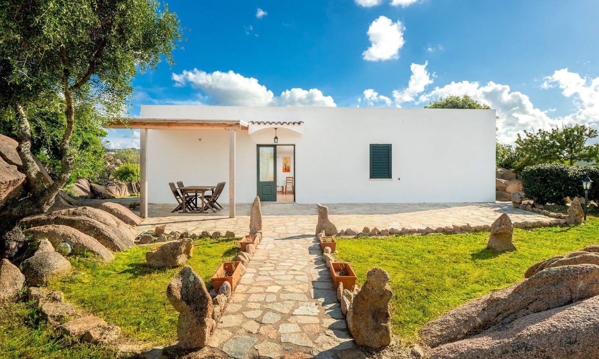 Cannigione House | Cosy House in Cannigione with Terrace, Mountain Views