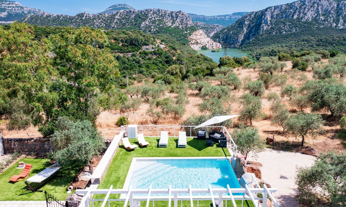 Dorgali House | Country House by the Lake with Heated Private Pool, Lake & Mountain Views, Garden