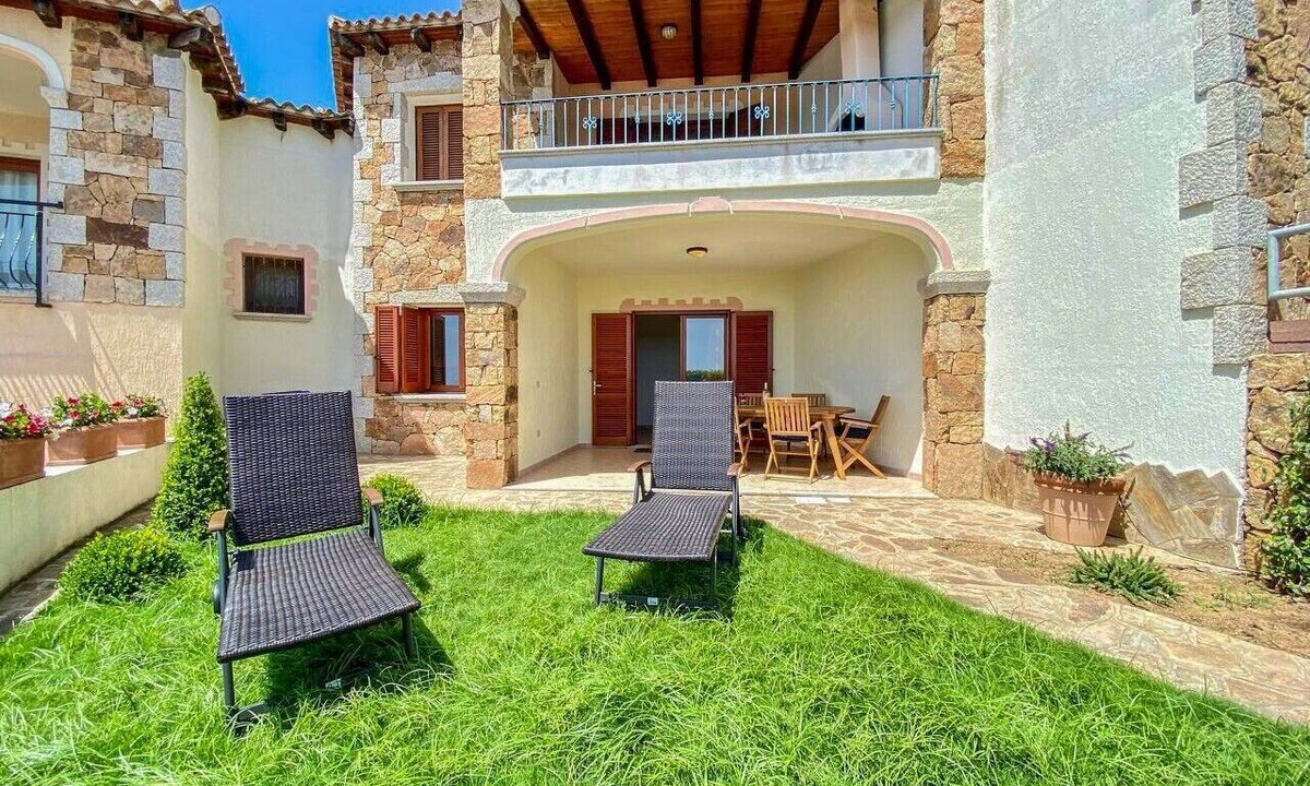 Budoni Apartment | Green Garden House - Relaxation and a Private Garden in Malamurì