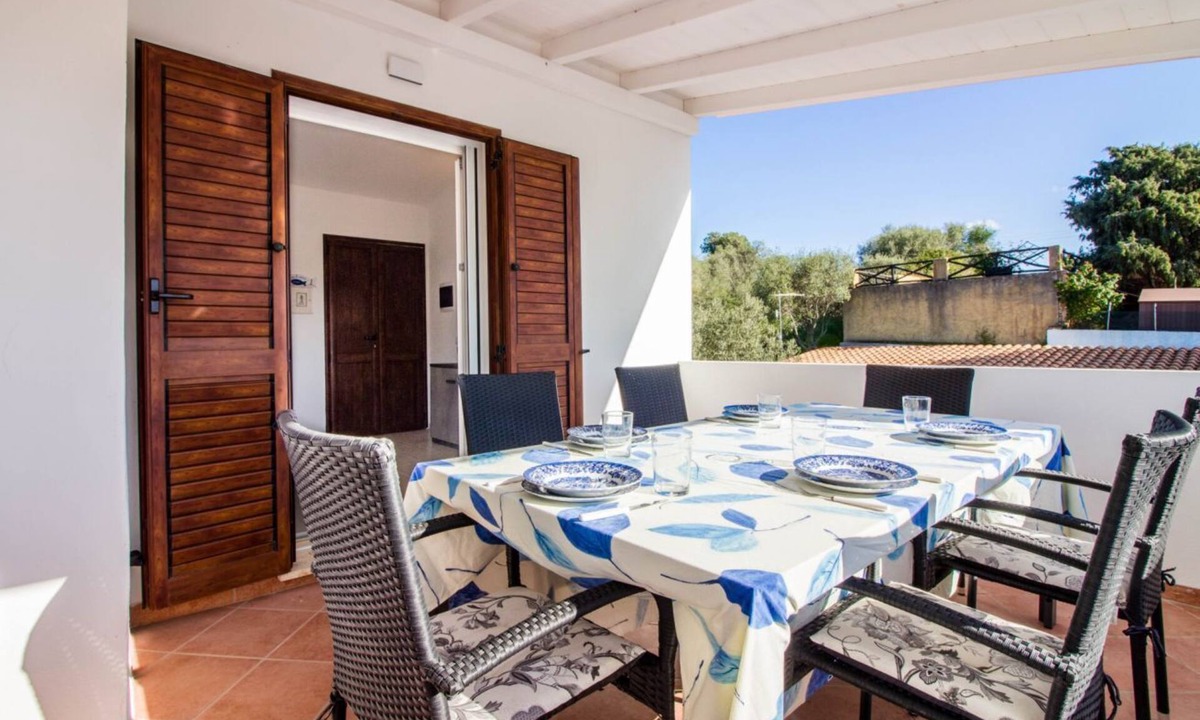 Porto Istana Apartment | GuestHost - Charming 60 sqm apartment located *1.2 km from Porto Istana Beach*. The accommodation is on the *first floor* (stairs required for access) and can accommodate up to *5 adults*.The property consists of *two bedrooms, a bathroom, a livin