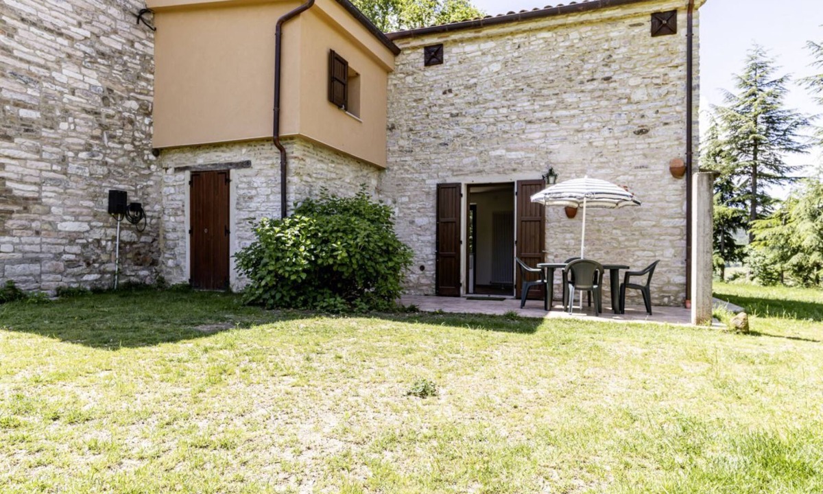 Calmazzo Apartment | GuestHost - Charming independent farmhouse of about 100 sqm, perfect for 4 people, structured on two levels (second floor accessible by stairs).The property is a Rustico dating back to the 19th century, completely renovated, and is located in the heart o