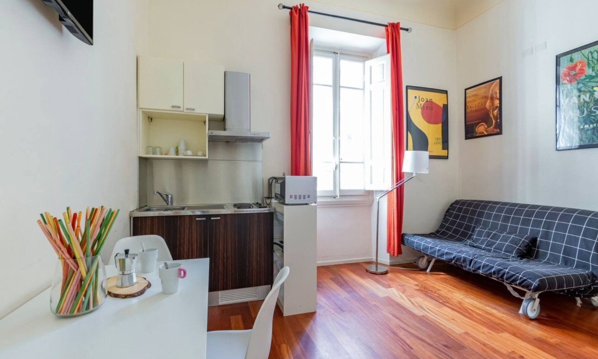Le Cure Apartment | GuestHost - Cozy 35 sqm apartment, able to accommodate up to 5 people, located on the raised ground floor (5 steps to access) of an ancient building in good condition. The apartment is located in Le Cure district, a quiet residential area just north of t