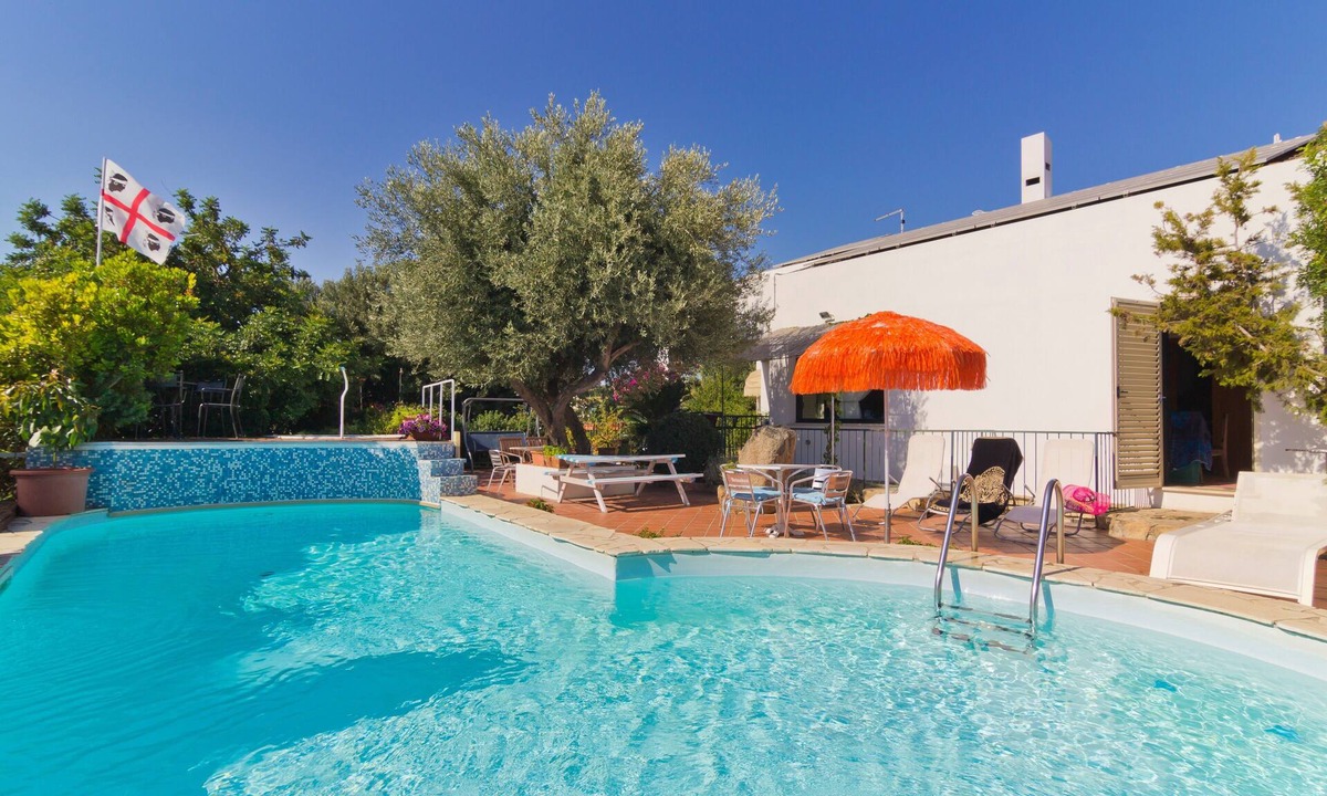 Capitana Apartment | Holiday Apartment "Casa Ginepro" in Villa with Wi-Fi, Courtyard & Pool