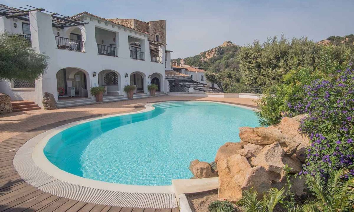 Liscia di Vacca Apartment | Holiday apartment with communal pool by the sea