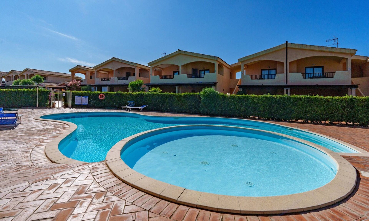 Murta Maria Apartment | Holiday Apartment 'Casa Vacanze Mandorlo' with Shared Pool, Terrace & Garden