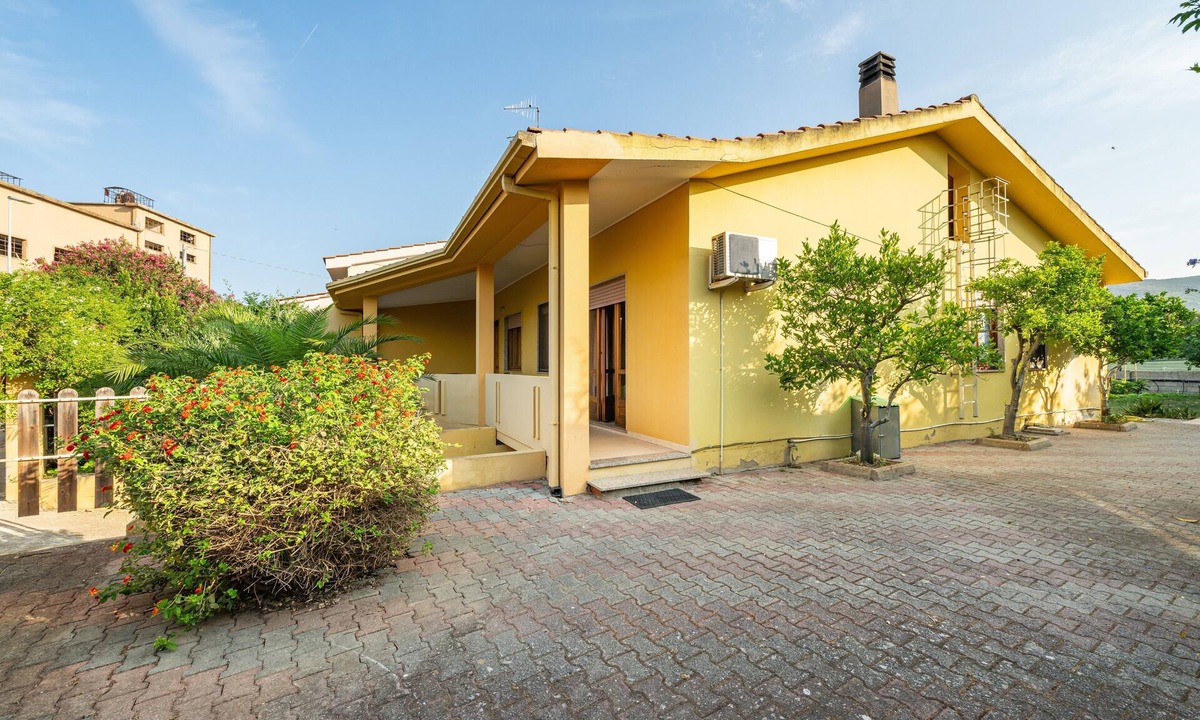 San Giovanni Suergiu House | Holiday Home 'San Giovanni' with Private Terrace, Wi-Fi and Air Conditioning