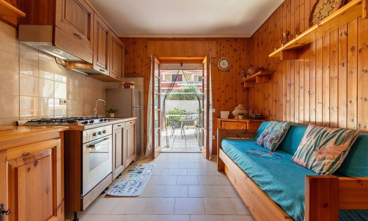 Lu Bagnu House | Holiday Home 'A due passi dal Mare' with Sea View, Private Terrace & Wi-Fi