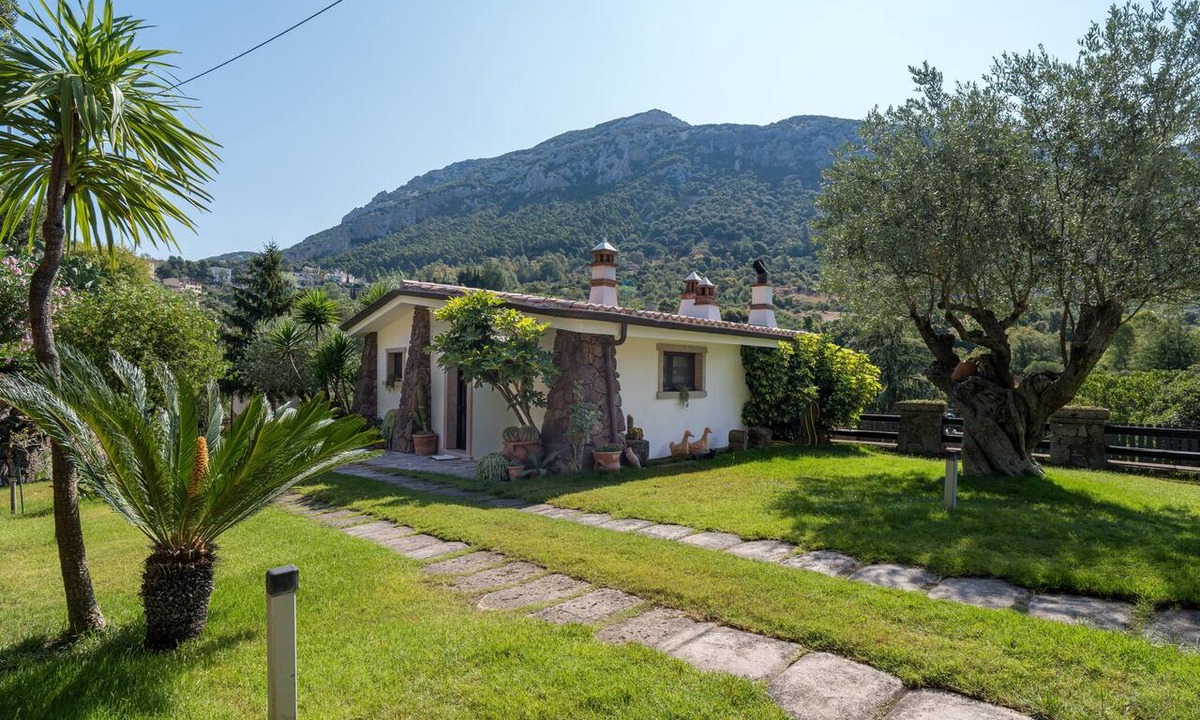 Dorgali House | Holiday Home 'Bados' with Mountain View, Pool & Air Conditioning