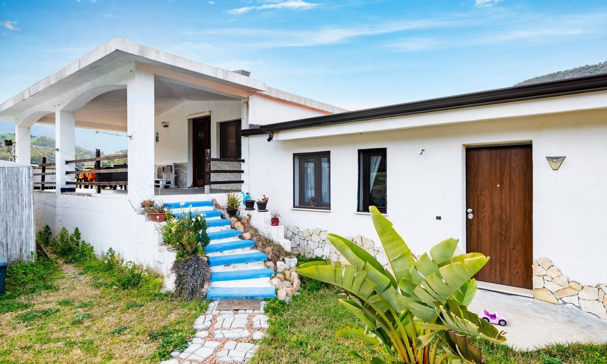 Cardedu House | Holiday Home 'Casa I Ginepri' with Mountain View, Garden and Wi-Fi