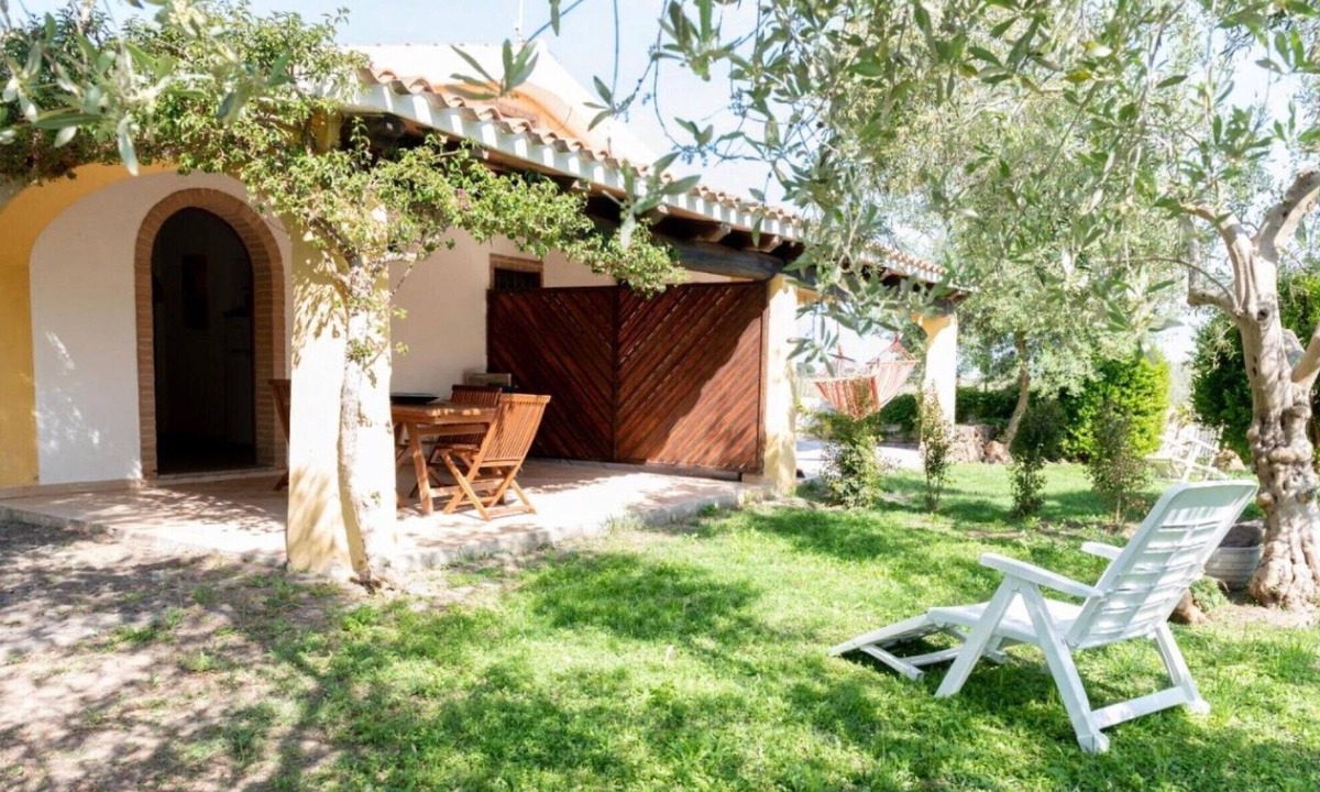 Orosei House | Holiday Home 'Casa Su Barone' with Private Terrace, Private Garden and Air Conditioning