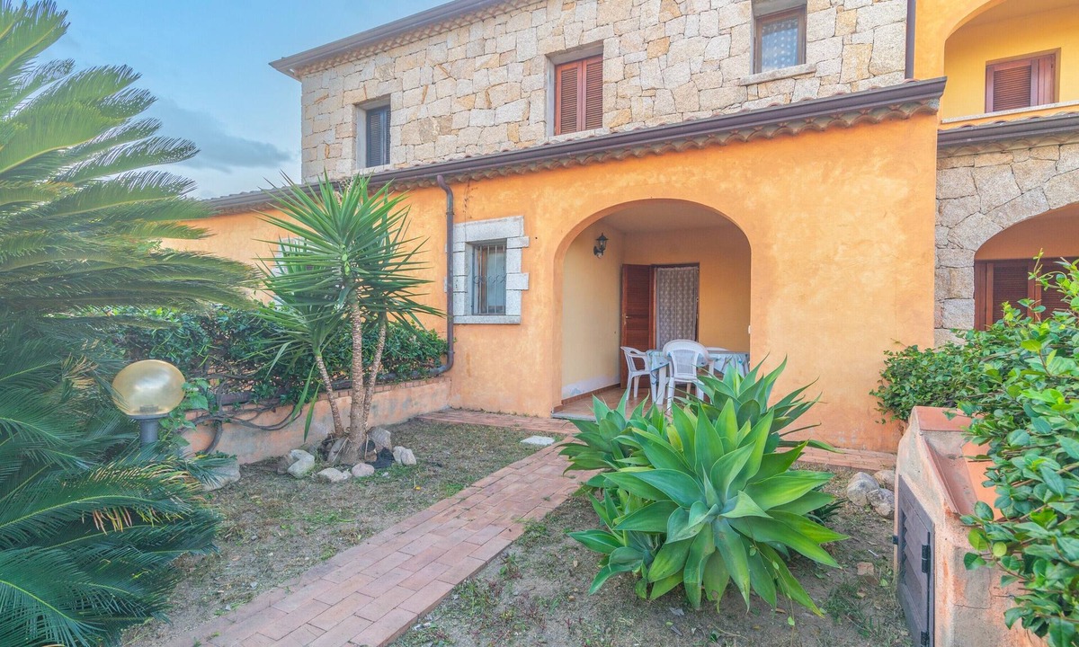 San Teodoro House | Holiday Home 'Casa Vacanza San Teodoro' with Mountain View, Private Terrace and Air Conditioning