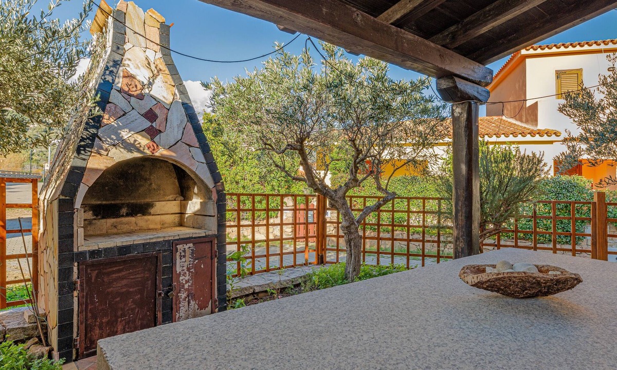 San Teodoro House | Holiday Home 'Domus Dejana' with Mountain View, Private Terrace and Garden
