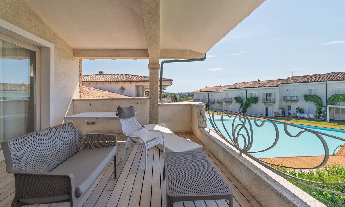 Palau House | Holiday Home 'Il Gabbiano Royal Luxury' with Pool View, Wi-Fi & Air Conditioning
