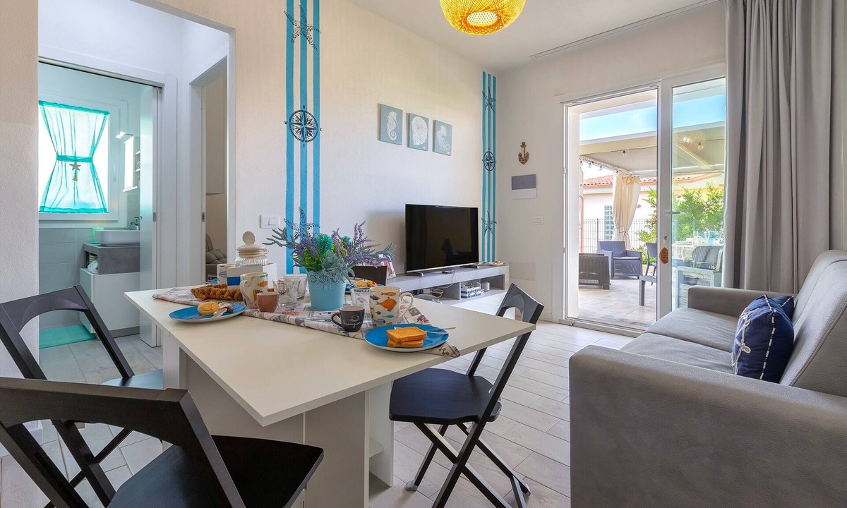 Lu Bagnu House | Holiday Home 'Marachele' with Shared Pool, Private Garden, and Air Conditioning
