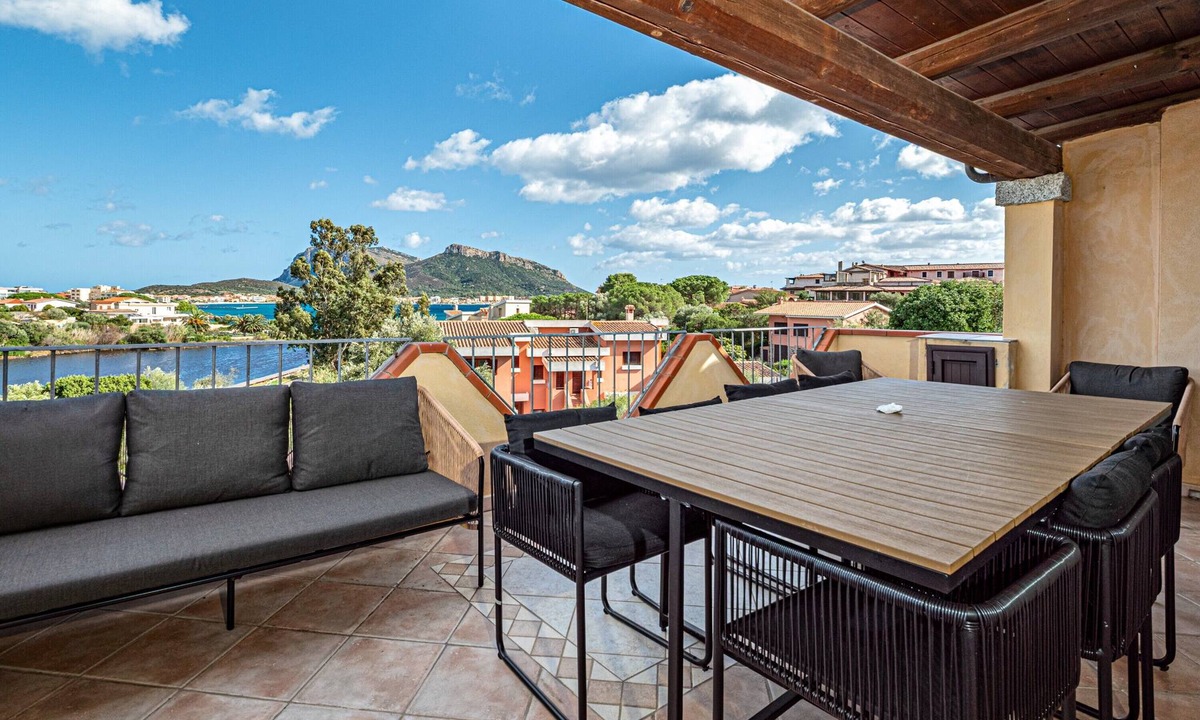 Baia Caddinas House | Holiday Home 'Orizzonti 33' with Sea View, Private Terrace and Air Conditioning